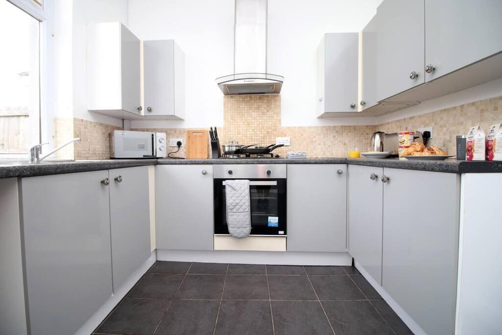 Holiday House For 7 Guests, Free Wi-Fi & Self Check-In Explore Newport别墅 外观 照片