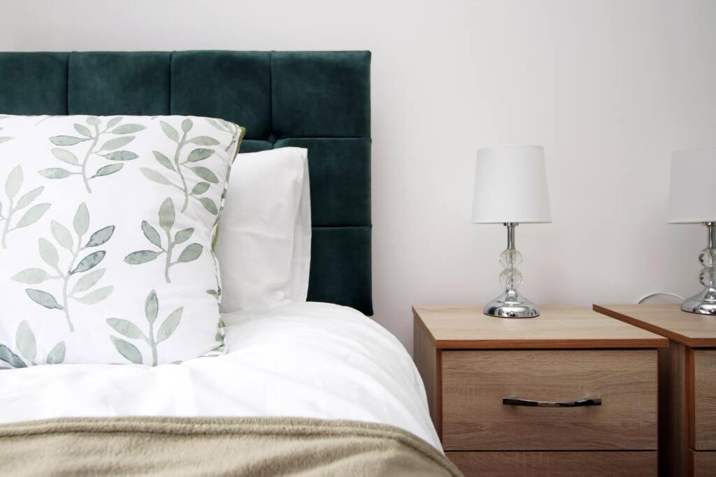 Holiday House For 7 Guests, Free Wi-Fi & Self Check-In Explore Newport别墅 外观 照片