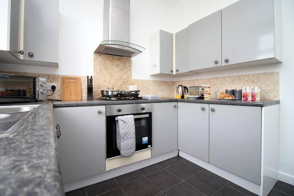 Holiday House For 7 Guests, Free Wi-Fi & Self Check-In Explore Newport别墅 外观 照片