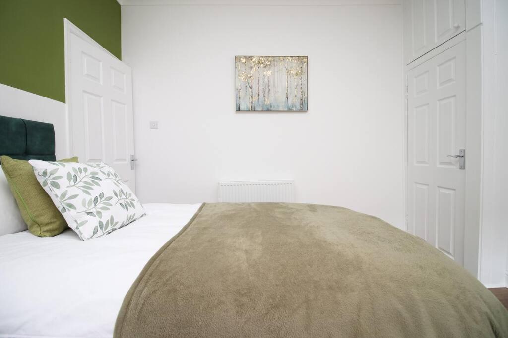 Holiday House For 7 Guests, Free Wi-Fi & Self Check-In Explore Newport别墅 外观 照片