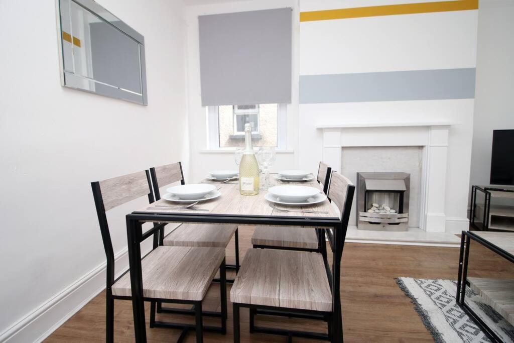 Holiday House For 7 Guests, Free Wi-Fi & Self Check-In Explore Newport别墅 外观 照片