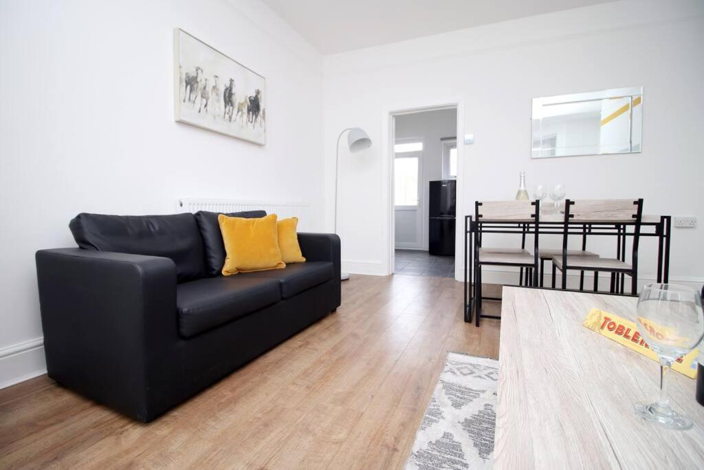 Holiday House For 7 Guests, Free Wi-Fi & Self Check-In Explore Newport别墅 外观 照片