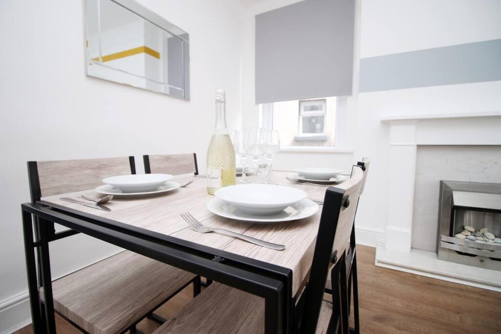 Holiday House For 7 Guests, Free Wi-Fi & Self Check-In Explore Newport别墅 外观 照片