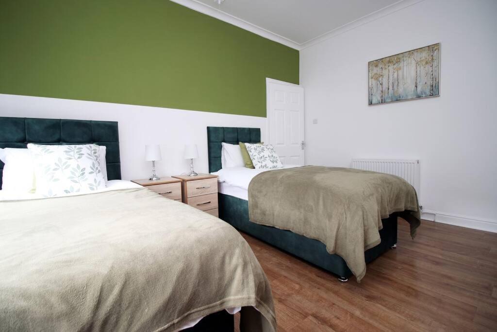 Holiday House For 7 Guests, Free Wi-Fi & Self Check-In Explore Newport别墅 外观 照片