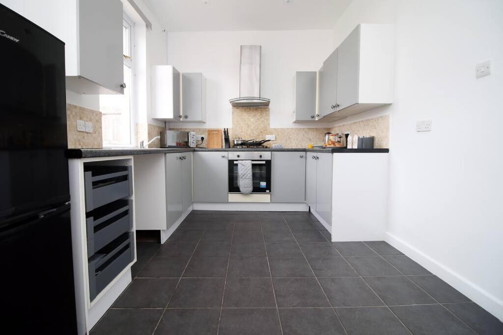 Holiday House For 7 Guests, Free Wi-Fi & Self Check-In Explore Newport别墅 外观 照片