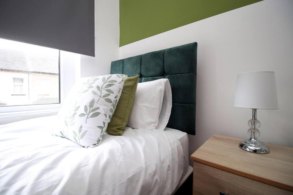 Holiday House For 7 Guests, Free Wi-Fi & Self Check-In Explore Newport别墅 外观 照片