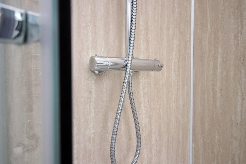 Holiday House For 7 Guests, Free Wi-Fi & Self Check-In Explore Newport别墅 外观 照片