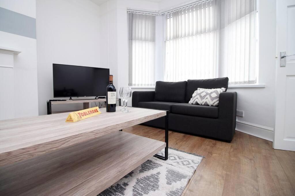 Holiday House For 7 Guests, Free Wi-Fi & Self Check-In Explore Newport别墅 外观 照片