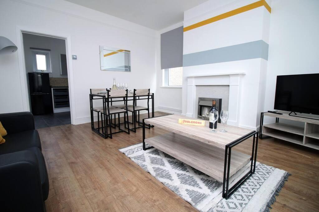 Holiday House For 7 Guests, Free Wi-Fi & Self Check-In Explore Newport别墅 外观 照片